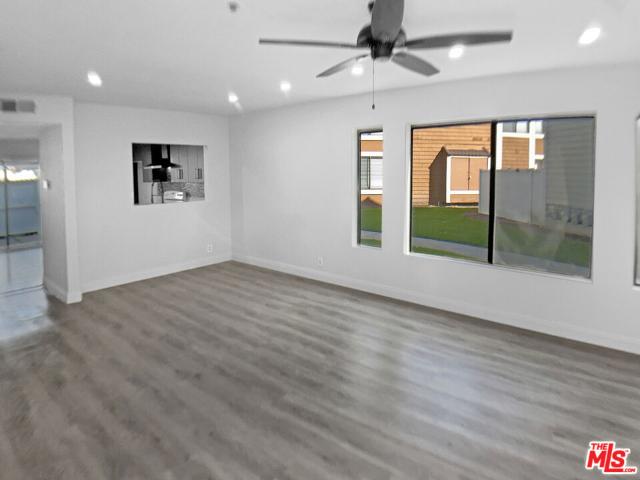 Townhouse for sale in Lake Forest