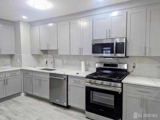 Townhouse for sale in Piscataway, New Jersey