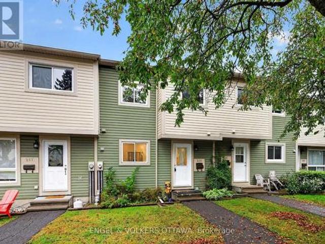 Townhouse for sale in Queenswood Village, Ottawa