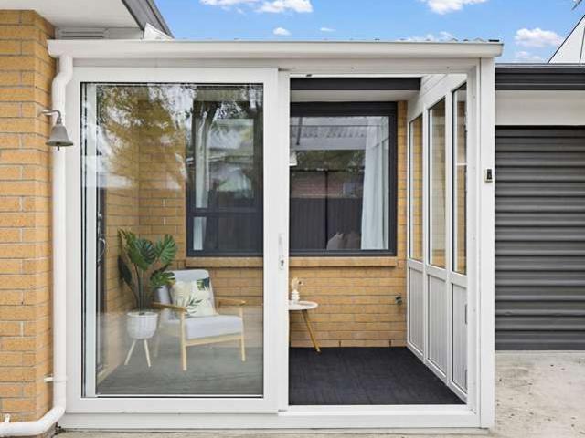 Townhouse for sale in Chaslands, Canterbury