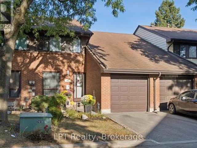 Townhouse for sale in Samac, Oshawa