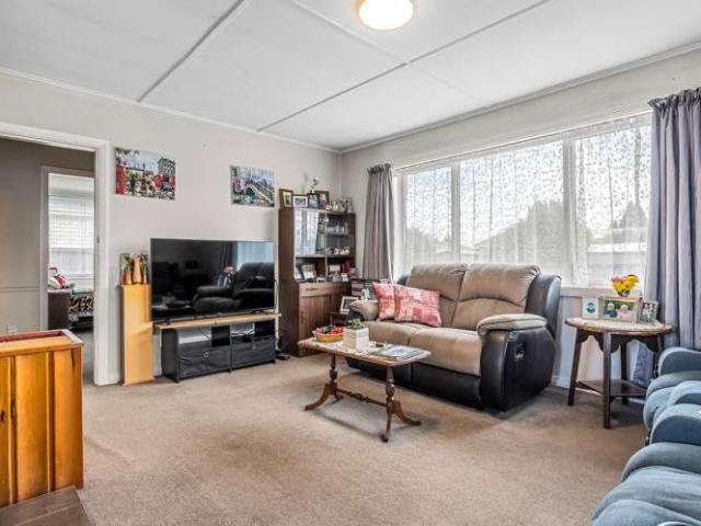 House for sale in Chaslands, Canterbury