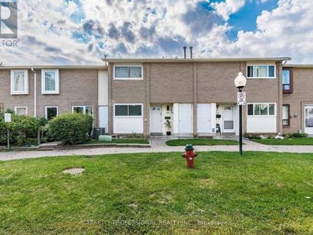 Townhouse for sale in Georgina, Ontario
