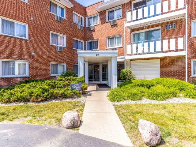 Condo for sale in Arlington Heights, Illinois