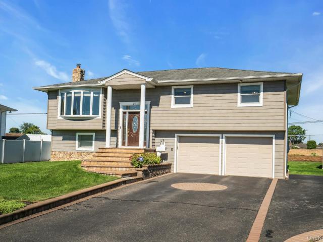 House for sale in Burr Winkle, Town of Smithtown