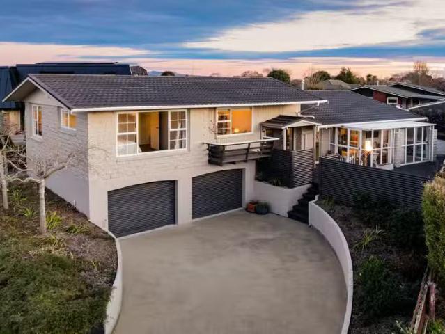 House for sale in Chaslands, Canterbury