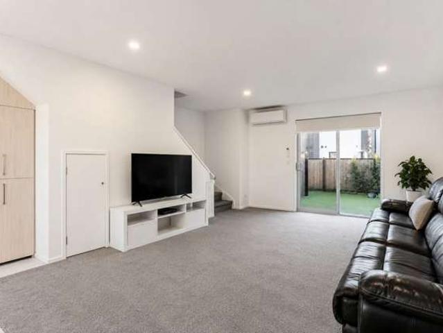 Property for sale in Chaslands, Canterbury