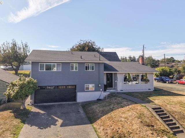 House for sale in North Bend, Coos County