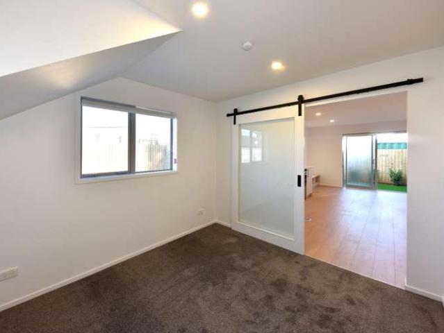 Townhouse for rent in Chaslands, Canterbury