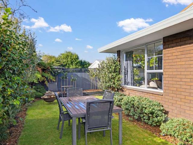 Townhouse for sale in Chaslands, Canterbury
