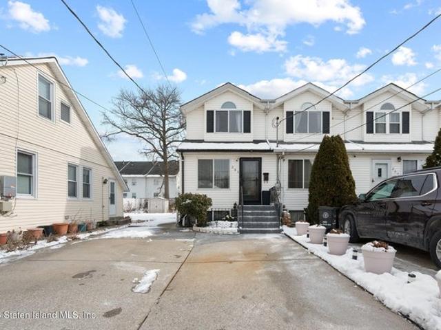 Townhouse for sale in Arverne, New York