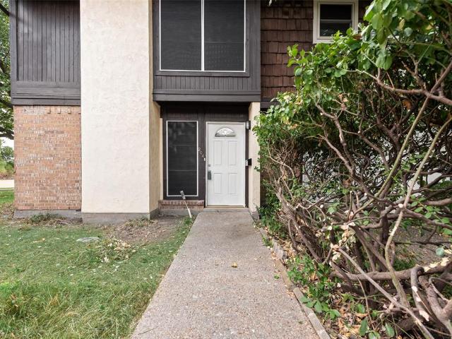 Townhouse for sale in Creekwood Place, Lancaster
