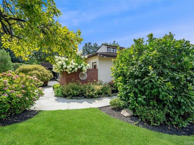Condo for sale in The Estates at North Hills I, Manhasset