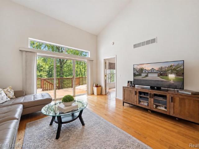 Condo for sale in Maple Forest Courtyards, Wixom