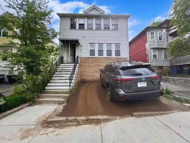 House for rent in Somerville