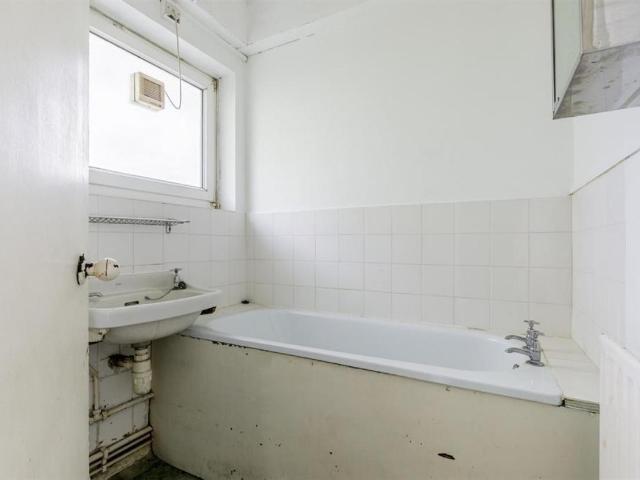 Flat for sale in Shacklewell, Greater London