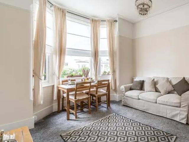 Apartment for rent in Furzedown, Greater London