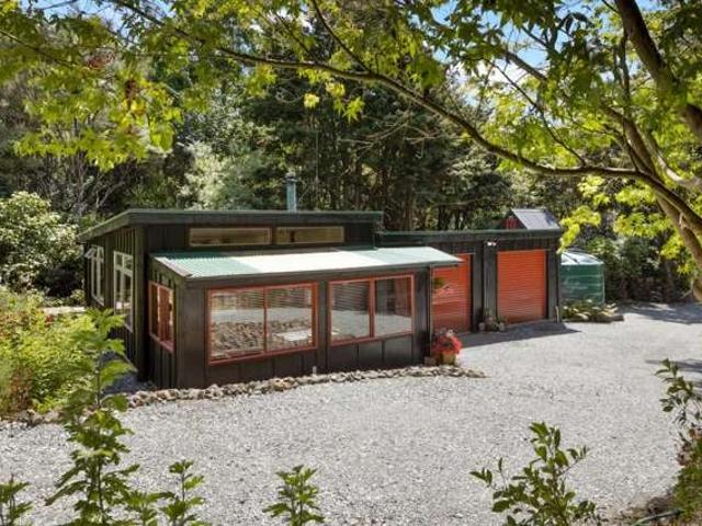 House for sale in Sandspit