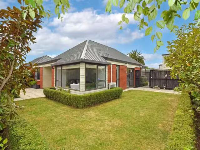 House for sale in Chaslands, Canterbury
