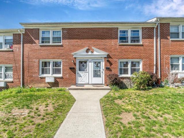 Townhouse for sale in Bridgeport