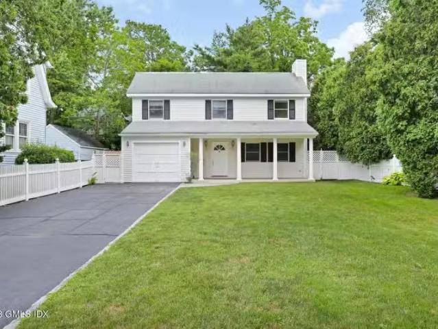 House for rent in Darien