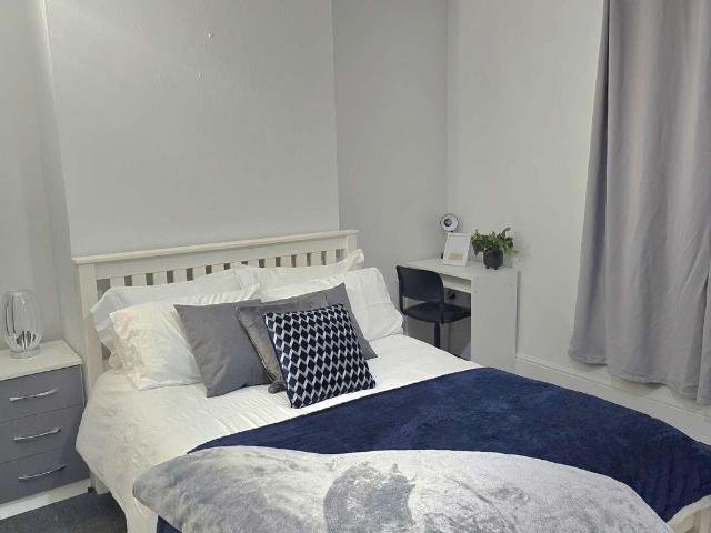 House for rent in Wood End, Park Village
