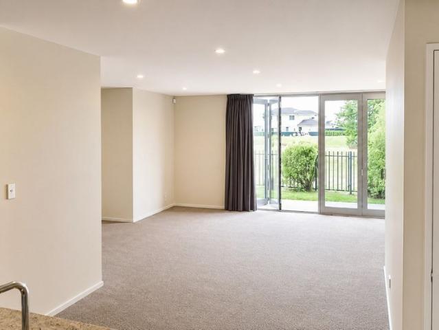 Townhouse for rent in Chaslands, Canterbury