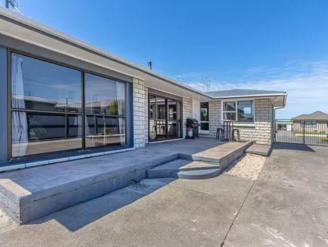House for sale in Chaslands, Canterbury