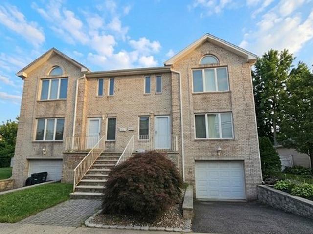 Townhouse for rent in Palisades Park, New Jersey