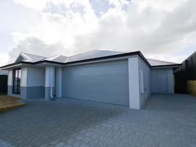 House for rent in Madora Bay