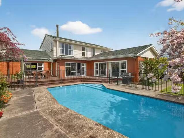 House for sale in Chaslands, Canterbury