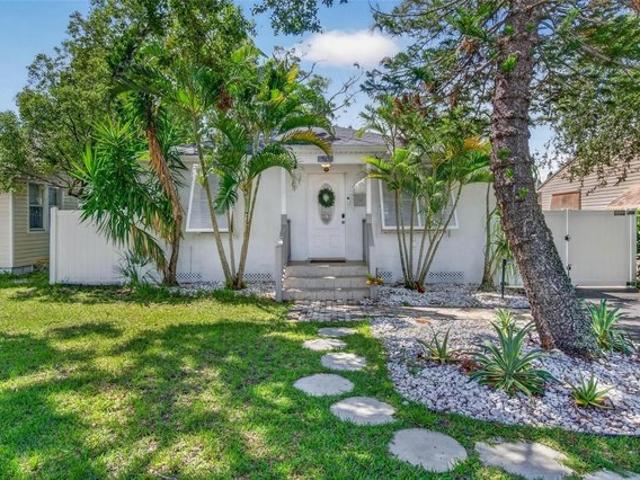 House for sale in Euclid-St. Paul, Saint Petersburg