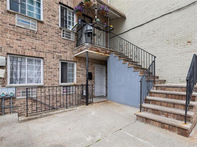 House for sale in The Bronx, Arverne