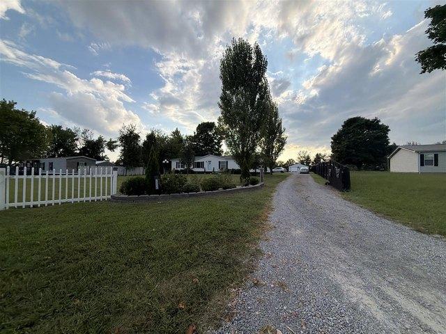 House for sale in Adolphus, Allen County
