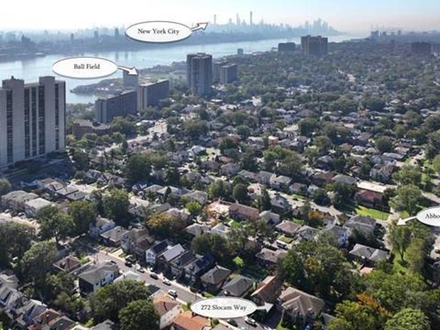 Townhouse for sale in Fort Lee