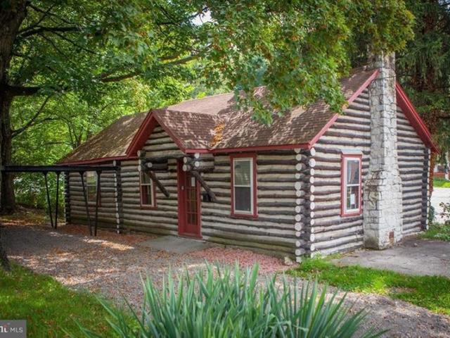 House for sale in Berkeley Springs, West Virginia