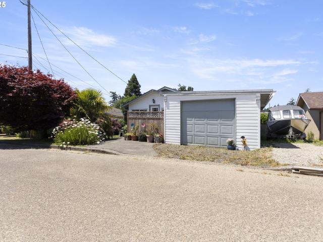 House for sale in Coos Bay