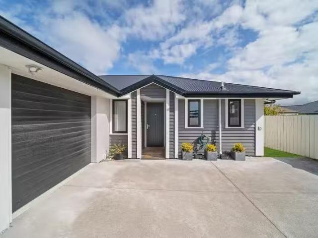 House for sale in Chaslands, Canterbury