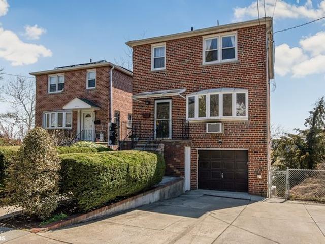 Townhouse for sale in The Bronx, Arverne