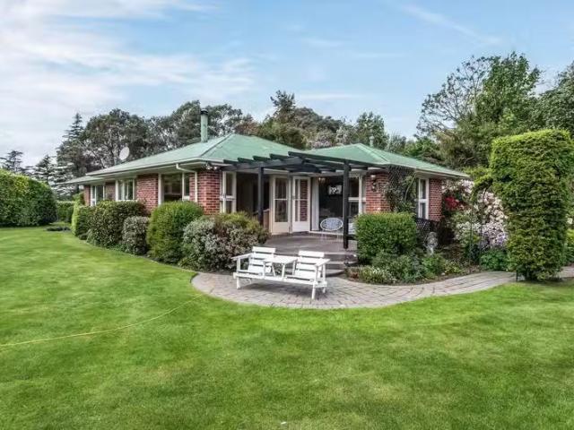 House for sale in Chaslands, Canterbury