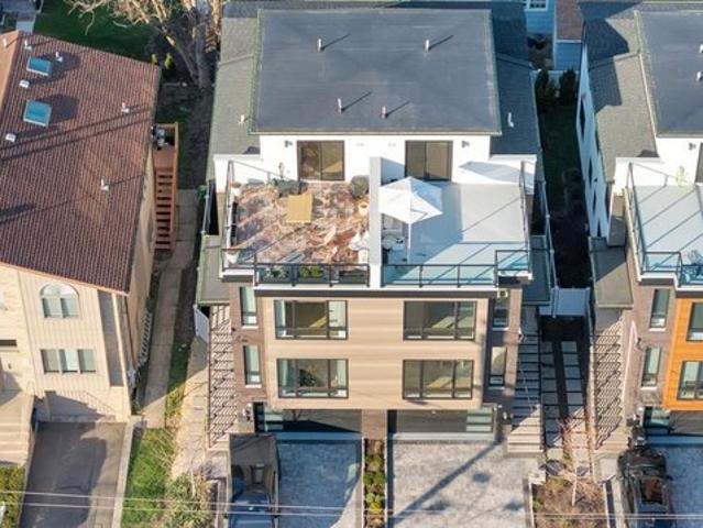 Townhouse for sale in Fort Lee, New Jersey