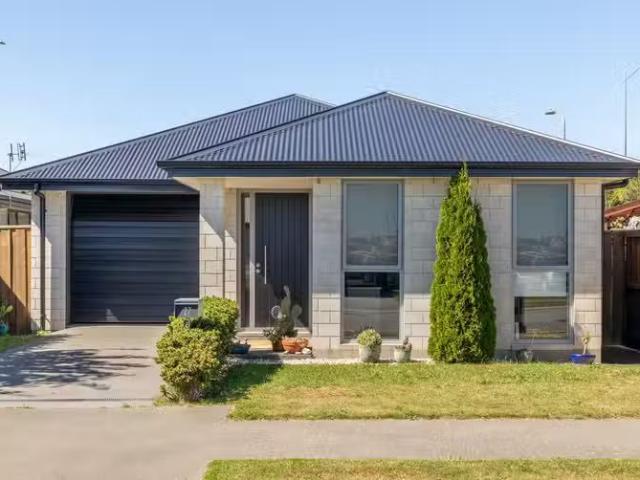 House for sale in Chaslands, Canterbury