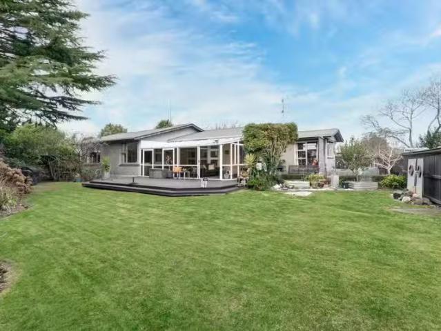 House for sale in Chaslands, Canterbury