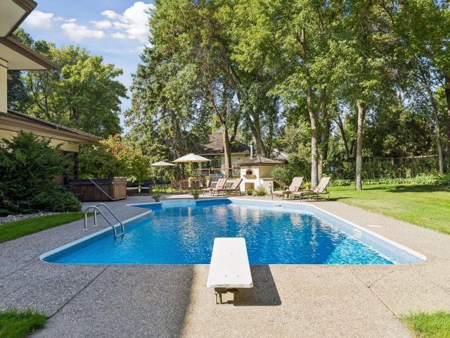 House for sale in Boulder Bridge, Shorewood