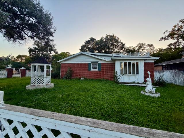 House for sale in Great Lakes, Illinois