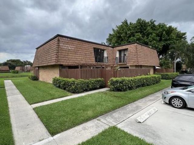 Townhouse for sale in Greenacres, Florida