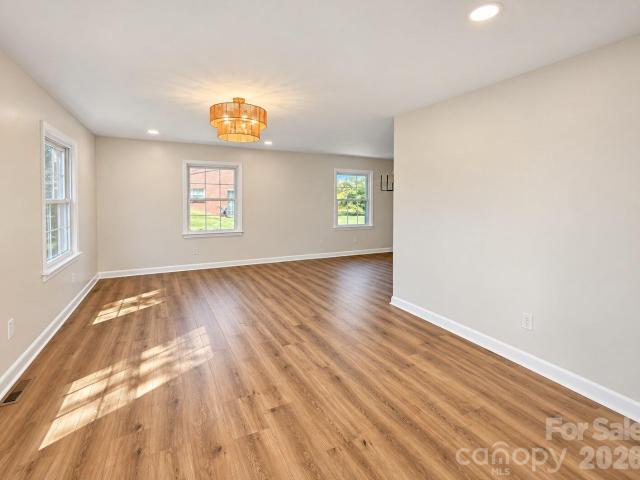 House for sale in Oakdale Acres, Hickory