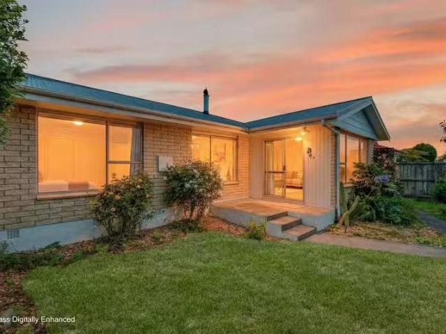 House for sale in Chaslands, Canterbury