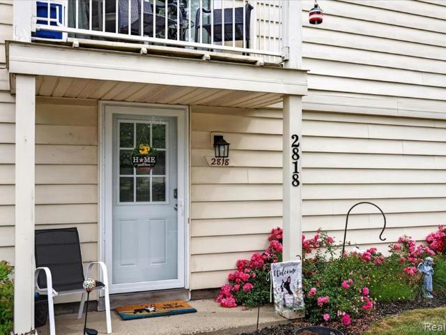 Condo for sale in Keatington New Town, Orion Charter Township