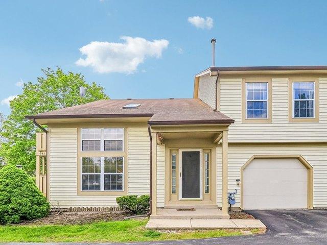 Townhouse for sale in Streamwood, Illinois